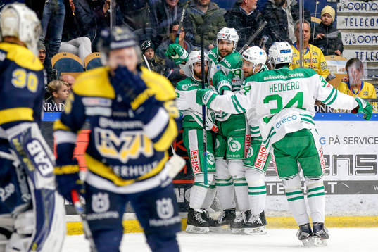 Rögles Ludvig Rensfeldt jublar med lagkamrater
