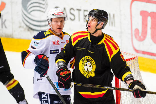 Djurgårdens Emil Johansson och Brynäs Daniel Paille
