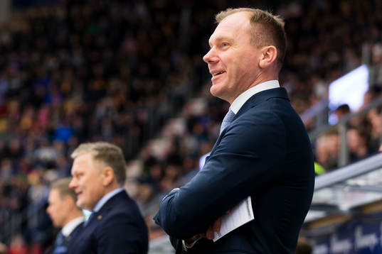 s tränare Johan Lindbom är glad
