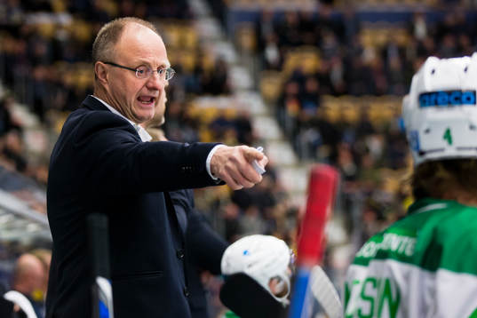 Rögles tränare Anders Eldebrink coachar