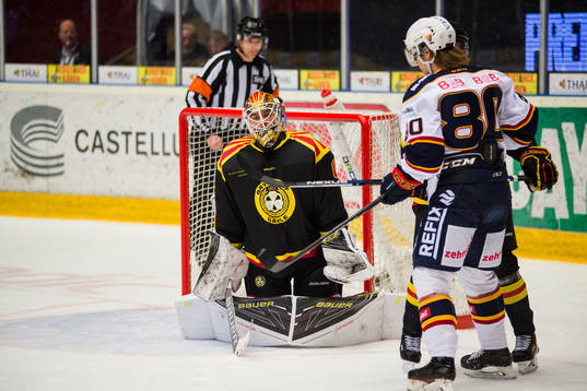 Brynäs målvakt Felix Sandström deppar