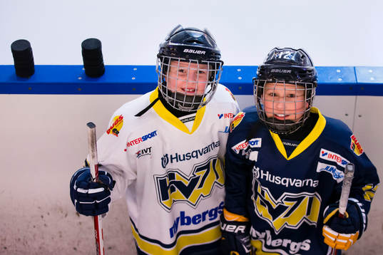Unga ishockeyspelare beredda att åka in på isen