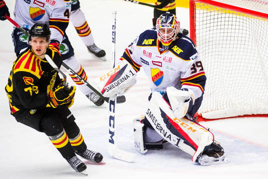Brynäs Daniel Mannberg och Djurgårdens målvakt Adam