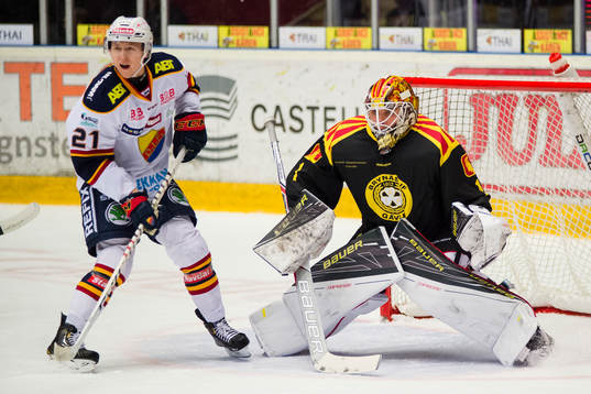 Djurgårdens Jonathan Davidsson och Brynäs målvakt Felix