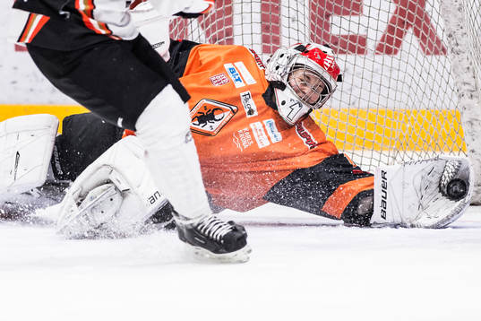 Karlskronas målvakt Aniko Nemeth räddar