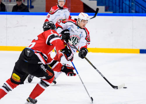 Väsbys Martin Lundberg med pucken