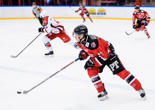 Piteås Magnus Isaksson med pucken