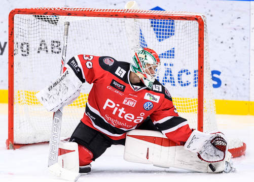 Piteås målvakt Marcus Olsson räddar ett skott