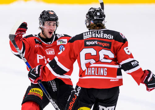 Piteås Isak Ahrling (h) jublar