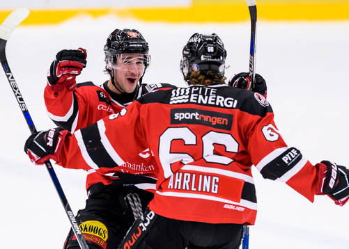 Piteås Isak Ahrling (h) jublar
