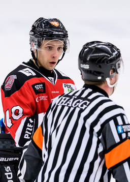 Piteås Magnus Isaksson pratar med domare Michael Hägg