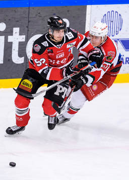 Piteås August Tornberg jagas av Väsbys Felix Fjällkeborn
