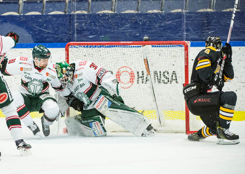 Panterns Kim Johansson gör 2-0 på Tingsryds målvakt