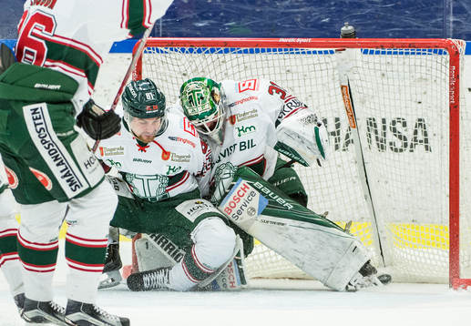 Tingsryds Filip Owesson och målvakt Niklas Rubin släpper