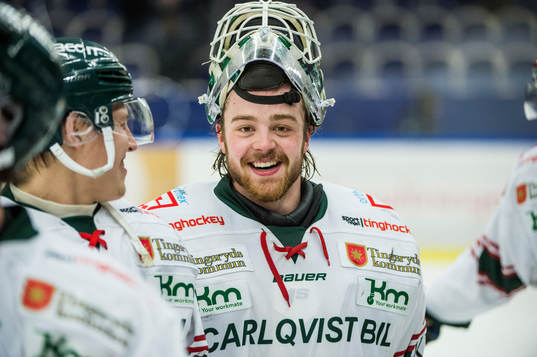 Tingsryds målvakt Niklas Rubin jublar