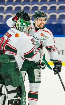 Tingsryds målvakt Niklas Rubin och Filip Owesson jublar