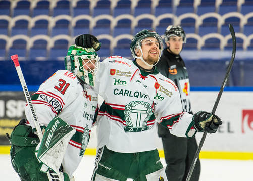 Tingsryds målvakt Niklas Rubin och Filip Owesson jublar