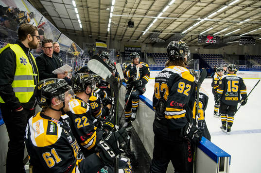 Panterns tränare Håkan Åhlund bland spelarna i båset