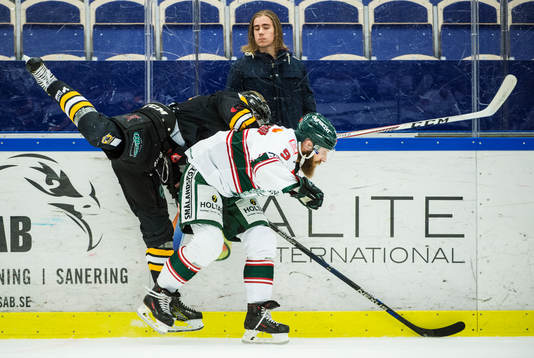 Panterns Kim Johansson trycks upp mot sargen av Tingsryds