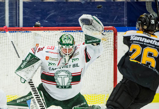 Panterns Erik Nyström mot Tingsryds målvakt Niklas Rubin