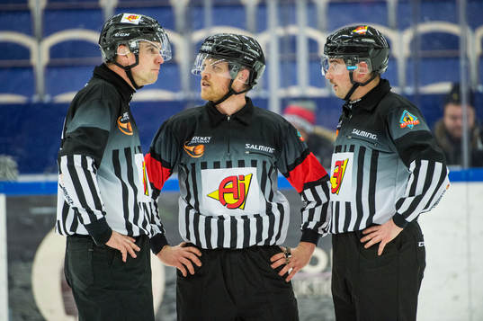 Domarna Viktor Hafsäter, Johan Gossas och Robin Werner