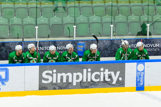 Rögles spelare sitter i spelarbåset