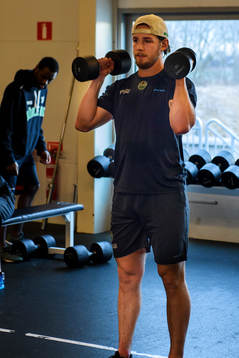 Rögles Sebastian Collberg tränar i gymmet