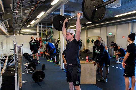 Rögles Ludvig Elvenes tränar i gymmet