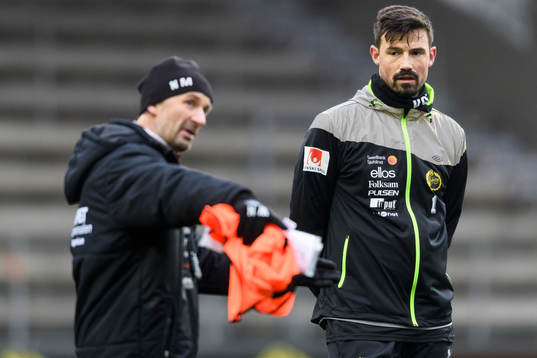 målvakt Kevin Stuhr Ellegaard lyssnar på assisterande