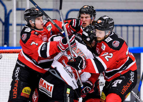 Piteåspelarna går hårt mot Hudiksvalls Anders Danielsson