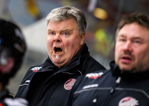 Piteås huvudtränare Rolf Nilsson reagerar på ett domslut