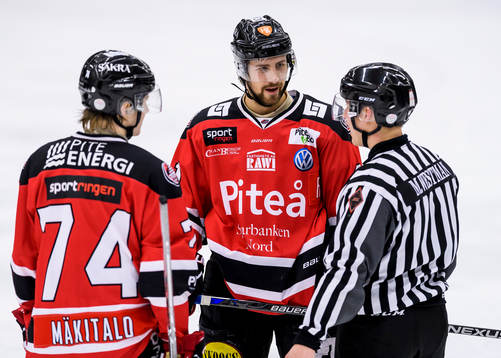 Piteås Petter Mäkitalo och Johannes Tornberg diskuterar