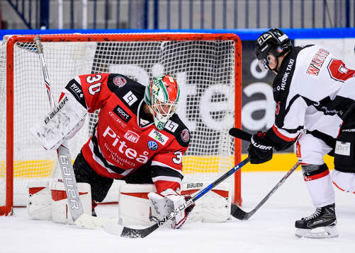 Piteås målvakt Marcus Olsson räddar ett skott