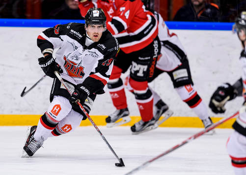 Hudiksvalls Markus Västilä med pucken