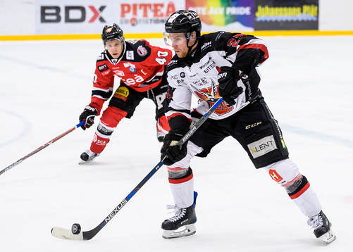 Hudiksvalls Anders Danielsson med pucken