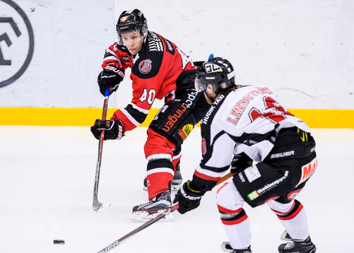 Piteås Magnus Isaksson med pucken