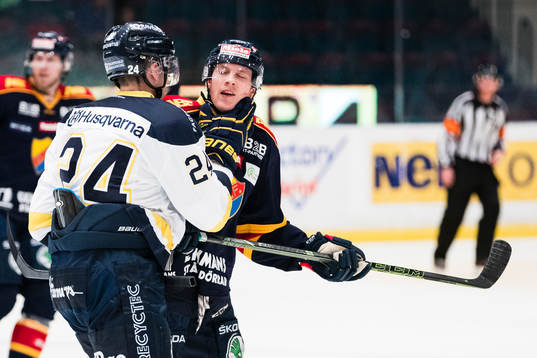s Erik Christensen tar tag i Djurgårdens Patrik Lundh