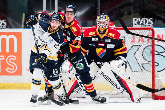 s Mattias Tedenby och Djurgårdens Patrik Lundh framför