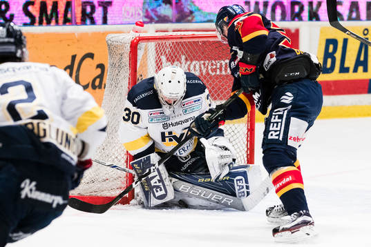 s målvakt Linus Söderström med en rädding på en