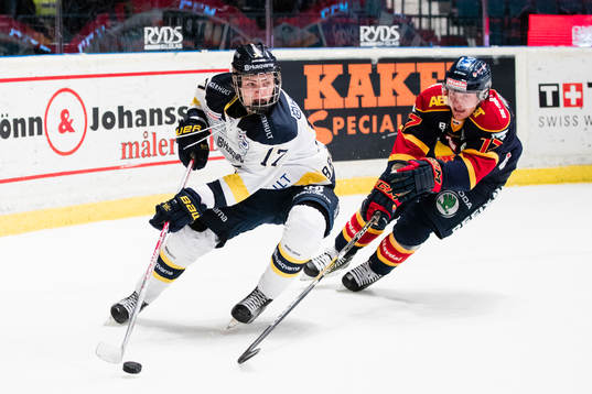 s Erik Brännström jagas av Djurgårdens Henrik Eriksson
