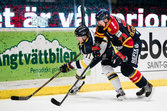 s Simon Önerud i kamp om pucken med Djurgårdens <d73under