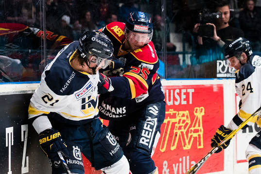 s Mattias Tedenby i en närkamp med Djurgårdens Alexander