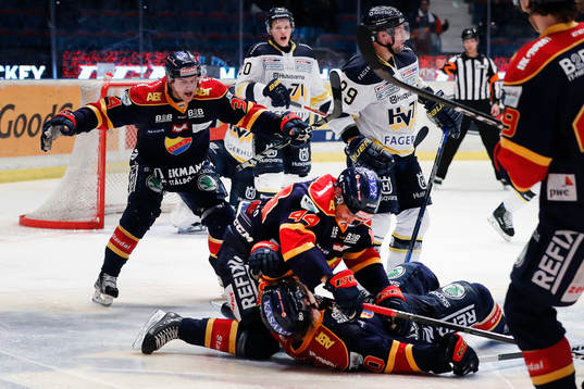 Djurgårdens Gustav Possler jublar med Daniel Brodin och