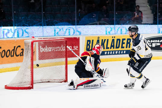 Djurgårdens målvakt Adam Reideborn släpper in en straff
