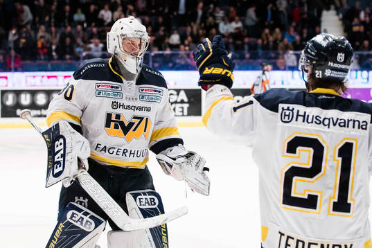 s målvakt Linus Söderström och Mattias Tedenby jublar