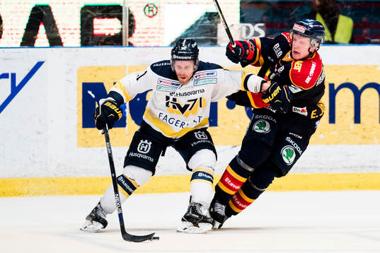 s Mattias Tedenby i kamp om pucken med Djurgårdens Emil