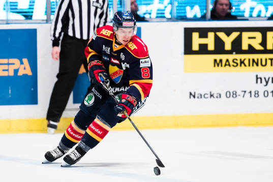 Djurgårdens Ville Varakas med pucken