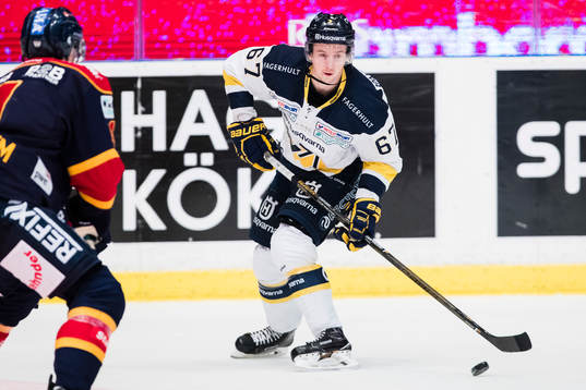 s Christoffer Törngren med pucken