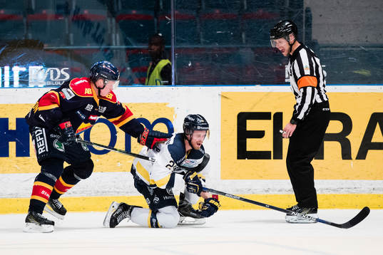 s Mattias Tedenby (m) håller fast klubban för