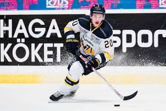 s Lawrence Pilut med pucken